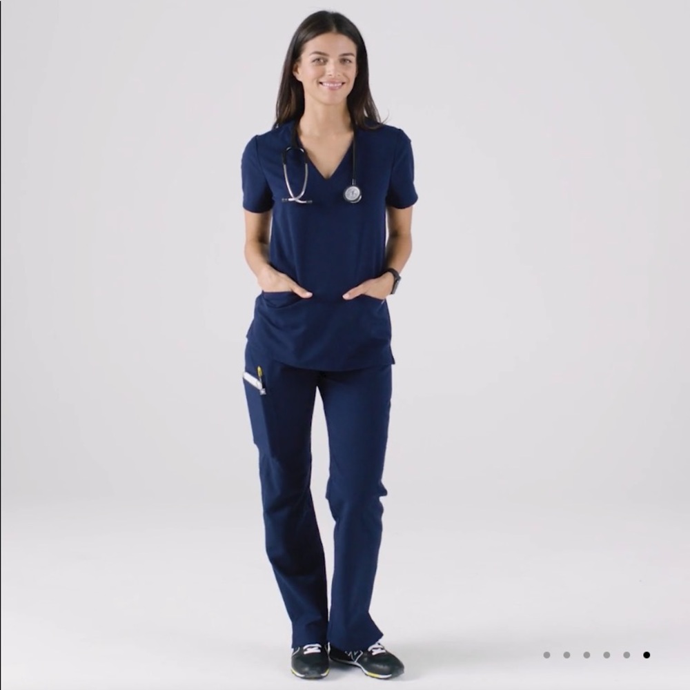 THREE POCKET NAVY CASMA FIGS SCRUB TOP XS NEW ✨